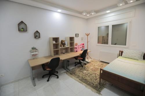 a bedroom with a desk and a bed and a desk at Magnifique Villa Avec Piscine, Pour Vos Vacances ! in Monastir
