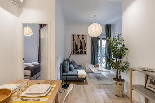 ein Wohnzimmer mit Tisch und Couch in der Unterkunft Waou Chamberi V - Alquiler Corta Duración in Madrid