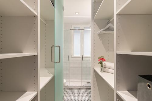 ein Bad mit einer ebenerdigen Dusche neben einem WC in der Unterkunft Waou Chamberi V - Alquiler Corta Duración in Madrid