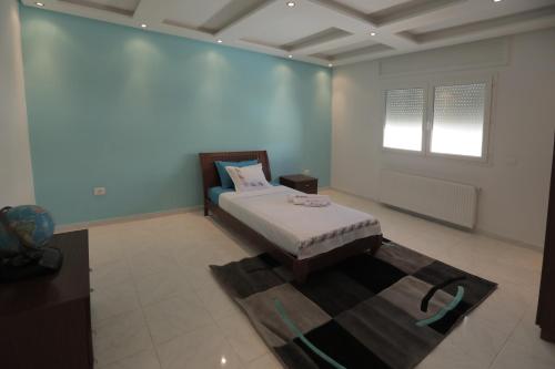 a bedroom with a bed in a room with a window at Magnifique Villa Avec Piscine, Pour Vos Vacances ! in Monastir