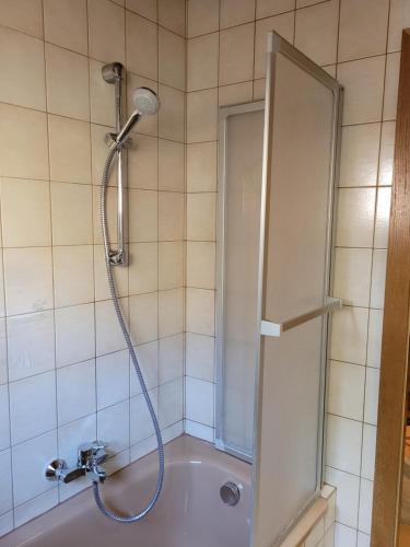 Ferienwohnung Max في مورزشلاغ: دش في حمام مع حوض استحمام