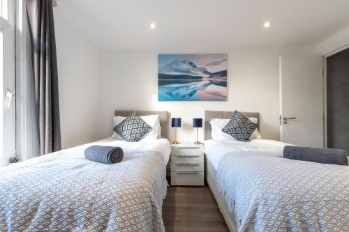 zwei nebeneinander stehende Betten in einem Schlafzimmer in der Unterkunft Townhouse for Professionals (5 Bedroom 5 Ensuite) in Ipswich