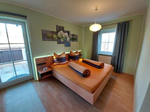 1 dormitorio con 1 cama con 2 almohadas en Apartment on the edge of the forest, en Eslohe