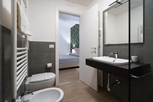 een badkamer met een wastafel, een toilet en een spiegel bij Riviera dei Tramonti in Nocera Terinese
