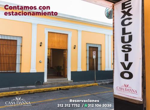 un edificio con una señal delante de él en Hotel Casa Danna, en Colima
