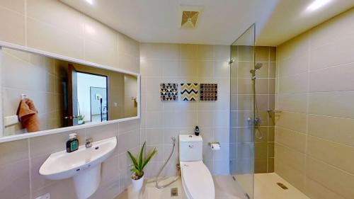 uma casa de banho com um WC, um lavatório e um chuveiro em Lower Penthouse Suite Lafayette Park Square Megaworld Blvd em Iloilo