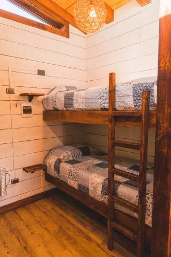 a room with two bunk beds in a cabin at Morros del Pacífico in Pichilemu