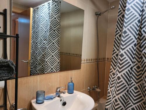 Koupelna v ubytování Ático dúplex en primera línea con piscina privada!