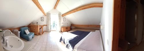 een slaapkamer met een bed en een toilet in een kamer bij Gite de Miavoye, calme nature chaleur vue tennis in Onhaye