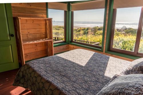 a bedroom with a bed and a view of the ocean at Morros del Pacífico in Pichilemu
