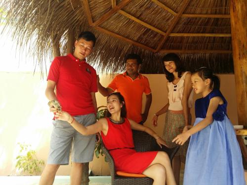 a group of people posing for a picture at Rasdhoo Coralville in Rasdu