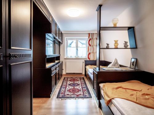 a bedroom with two beds and a window at Katzerhaus Ebensee in Ebensee