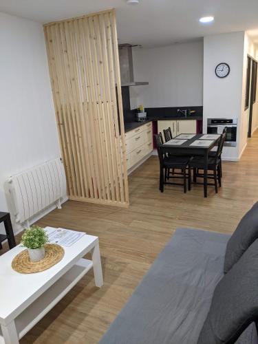un salon avec une table et une salle à manger dans l'établissement Appartement 10A - RDC-centre ville-local vélo, à Malestroit