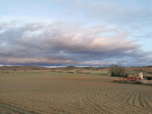 un champ vide avec un ciel nuageux dans le désert dans l'établissement CASA RURAL, con Jacuzzi, Chimenea, BBQ, Bar y mucho mas, à Almazán