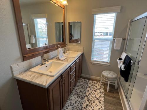 Bathroom sa Monte Vista Village Resort Mesa 3 Bed 2 Bath Age 55 Plus Community