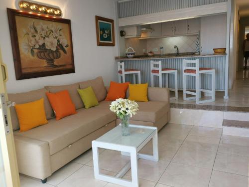 een woonkamer met een bank en een tafel bij 531 Paraiso Maspalomas in Maspalomas