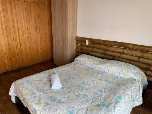 - une chambre avec un lit et un oreiller dans l'établissement Apartamento Boutique cerca del C.C. TItan Plaza, à Bogotá