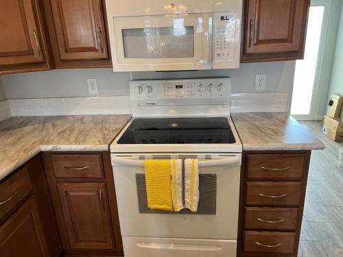 a kitchen with a stove and a microwave at Monte Vista Village Resort Mesa 3 Bed 2 Bath Age Restricted Must be 55 or more in Mesa