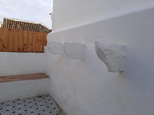 a wall with a hole in the side of a house at A Casa do Tenente in Faro