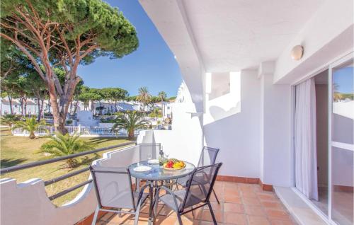 balcón con mesa, sillas y vistas al océano en Stunning Home In Marbella With Wifi, 1 Bedrooms And Swimming Pool, en Marbella