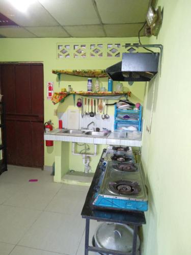 a small kitchen with a sink and a stove at Hostal Brisas Calobrenas in Calobre