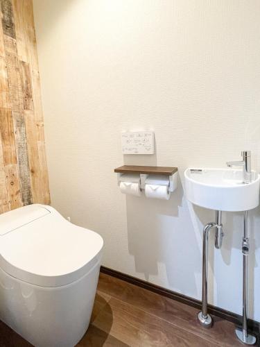a bathroom with a toilet and a sink at Tiz 海岸通り in Sumoto