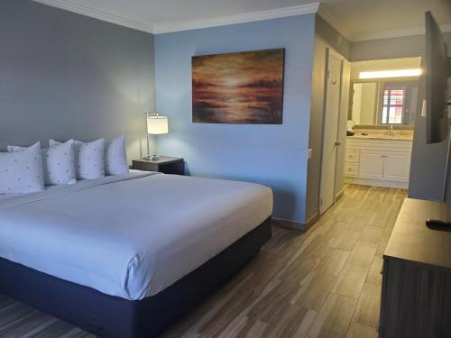 Een bed of bedden in een kamer bij Vero Beach Inn & Suites Vero Beach I-95