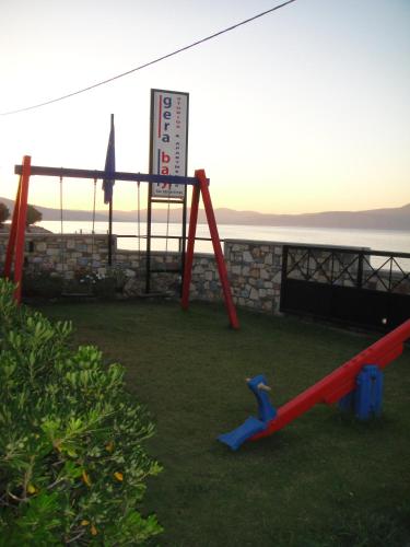 Ο χώρος παιχνιδιού για παιδιά στο Gera Bay Studios And Apartments 