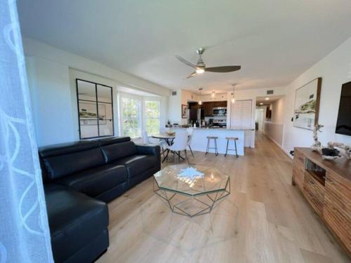 DRIFT AWAY - BEAUTIFULLY DESIGNED OCEANFRONT CONDO – Photos 3