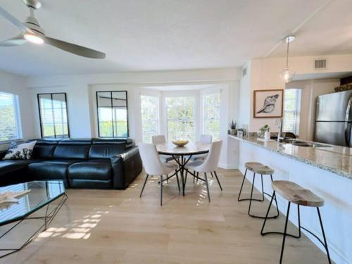 DRIFT AWAY - BEAUTIFULLY DESIGNED OCEANFRONT CONDO – Photos 5