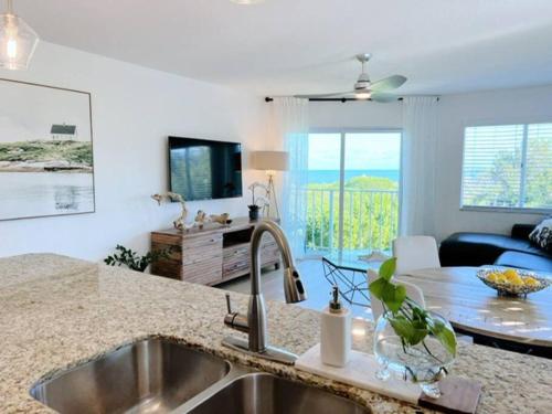 DRIFT AWAY - BEAUTIFULLY DESIGNED OCEANFRONT CONDO – Photos 4