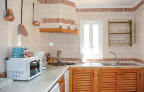 Кухня или кухненски бокс в 3 Bedroom Stunning Home In Salqueria Blanca