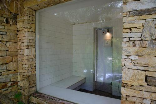 a bathroom with a bath tub and a window at Pousada Boutique Itaipava in Itaipava