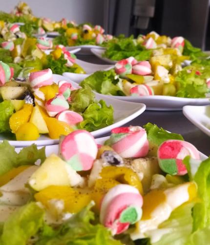 a row of plates of food on a table at El Edén hotel Campestre in Pensilvania