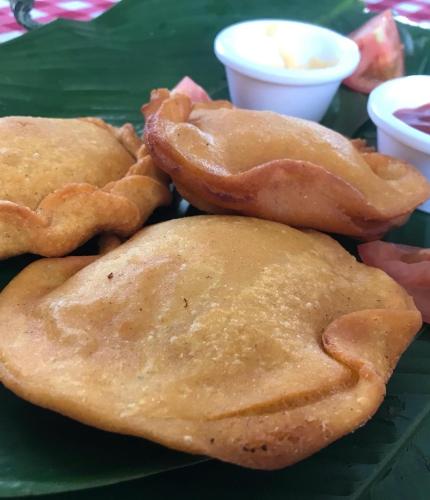 three pieces of food sitting on a green plate at El Edén hotel Campestre in Pensilvania