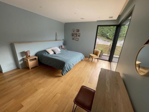 - une chambre avec un lit et une table dans l'établissement Large architect's house, à Périgueux