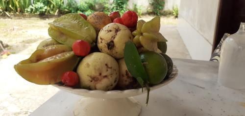 un tazón de frutas y hortalizas sobre una mesa en Pousada Sro Adilson en Mangaratiba