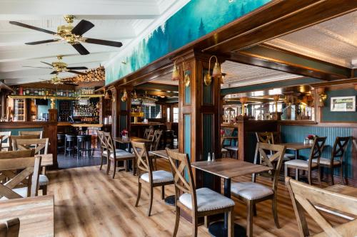 Restoran või mõni muu söögikoht majutusasutuses Saddleback Inn at Lake Arrowhead
