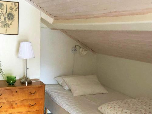 HovenäsetにあるThree-Bedroom Holiday home in Kungshamn 1のベッドルーム1室(ベッド1台、ランプ、ドレッサー付)
