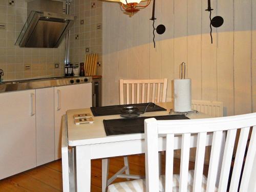 - une cuisine avec une table et un comptoir dans l'établissement One-Bedroom Holiday home in Rättvik 2, à Nedre Gärdsjö
