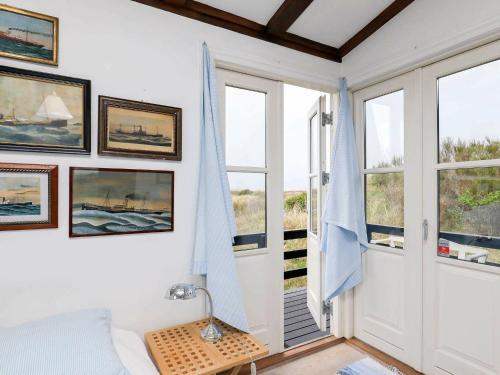 スケーエンにあるPeaceful Holiday Home in Skagen near Seaの窓、ソファ、テーブルが備わる客室です。