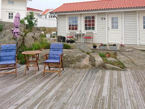 un patio con 2 sillas, una mesa y una casa en 2 person holiday home in R nn ng, en Rönnäng