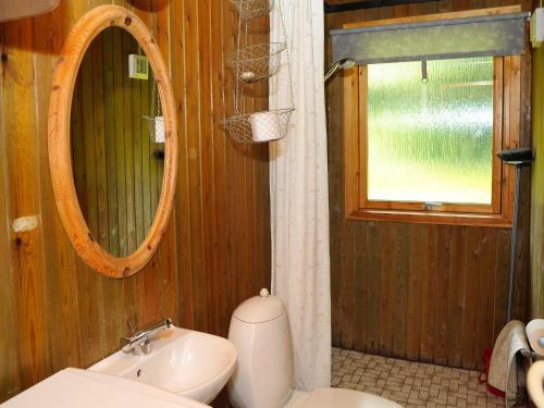 Ένα μπάνιο στο 6 person holiday home in Toftlund-By Traum