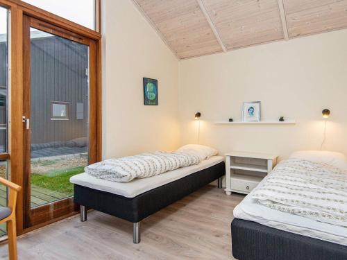Three-Bedroom Holiday home in Ulfborg 4 tesisinde bir odada yatak veya yataklar