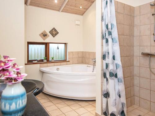 Et badeværelse på Three-Bedroom Holiday home in Ulfborg 4