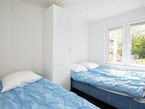 Postel nebo postele na pokoji v ubytování Four-Bedroom Holiday home in Vinderup 2