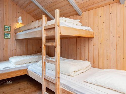 Palanda nebo palandy na pokoji v ubytování Three-Bedroom Holiday home in Oksbøl 9
