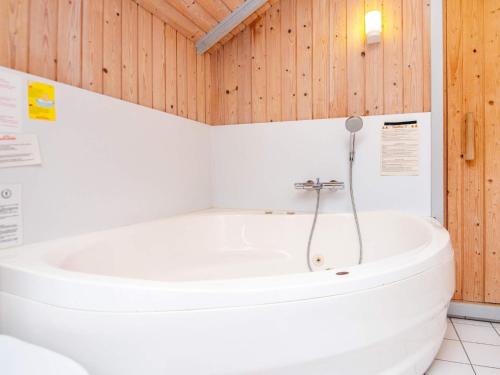 Koupelna v ubytování Three-Bedroom Holiday home in Oksbøl 9