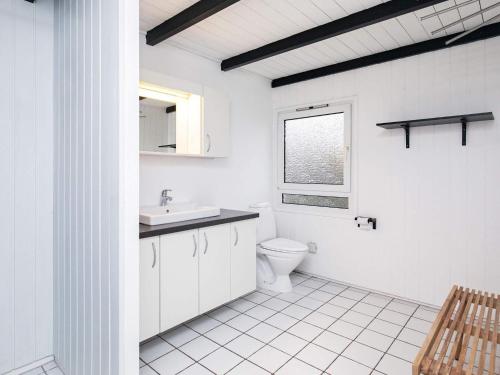 Koupelna v ubytování Four-Bedroom Holiday home in Hjørring 8
