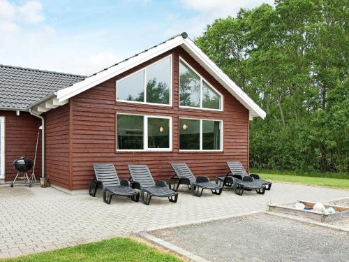 ノーポにある18 person holiday home in Nordborgの家の前に座る椅子